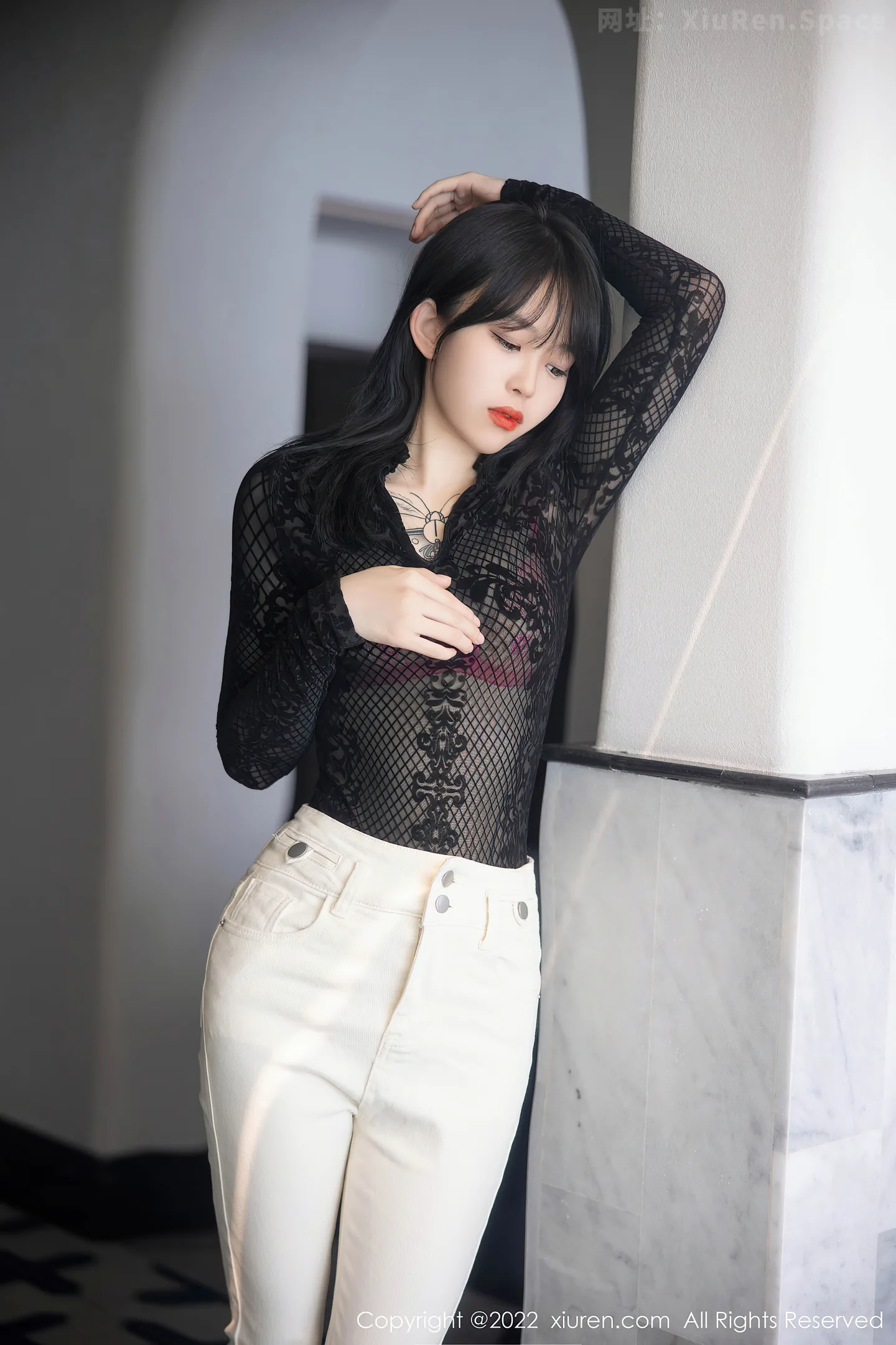 图片[6]-[XiuRen秀人网] VOL.5386 模特奶瓶大理旅拍黑色网纱上衣配白色长裤露粉色内衣诱惑写真98P-秀人网官方网站